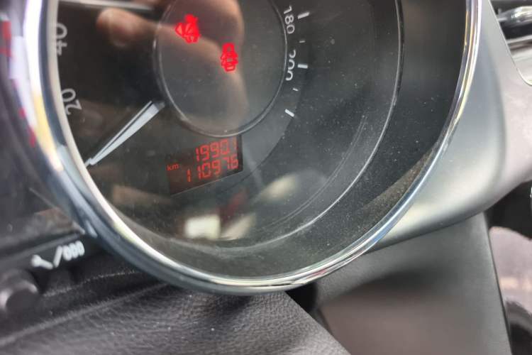 Used Peugeot 3008 2015 1.6THP Automatic Classic Edition Odometer Close Up