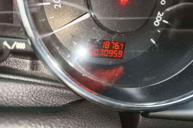 Used Peugeot 3008 2015 2.0L Automatic Trend Edition Odometer Close Up