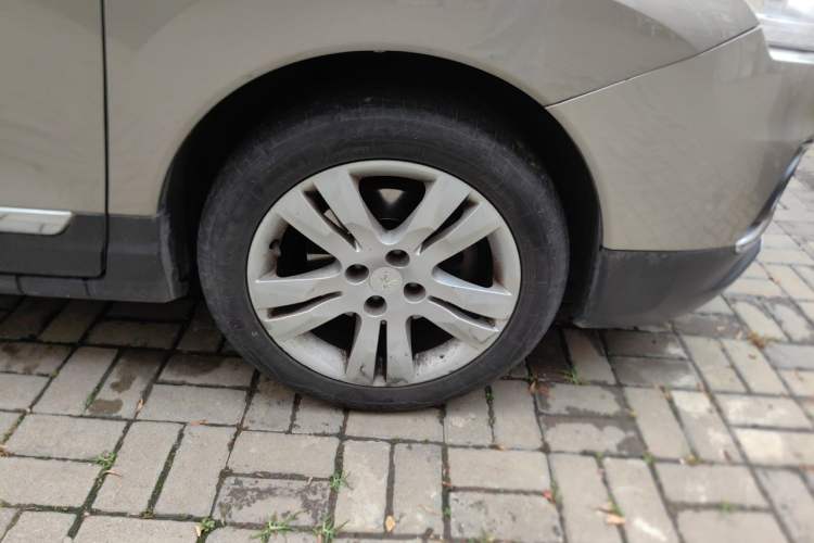 Used Peugeot 3008 2015 1.6THP Automatic Prestige Edition Right Front Wheel Hub