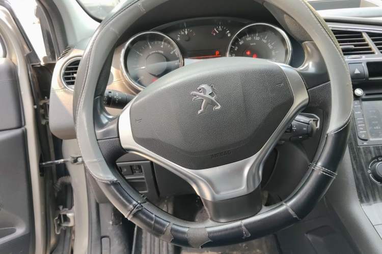 Used Peugeot 3008 2015 1.6THP Automatic Classic Edition Steering Wheel