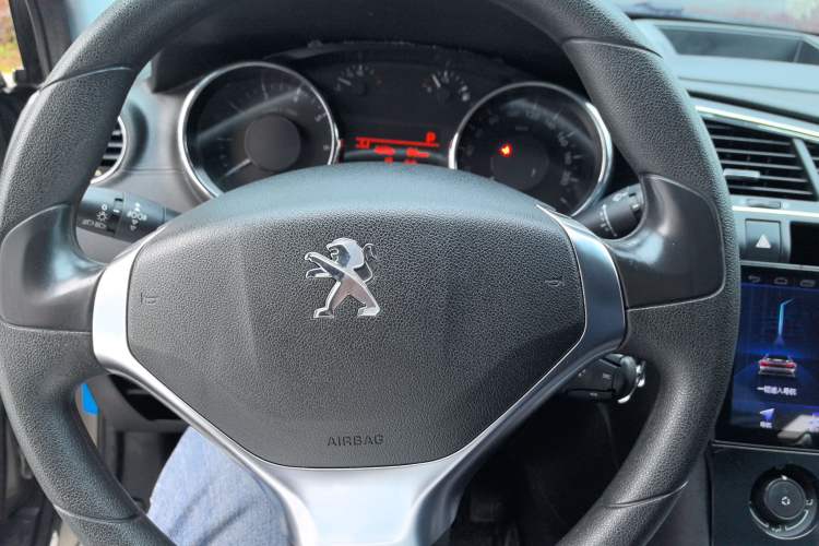 Used Peugeot 3008 2015 1.6THP Automatic Classic Edition Steering Wheel