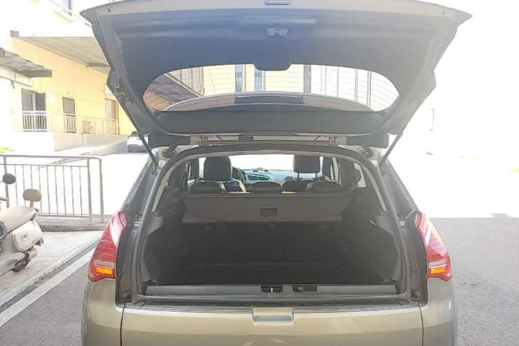 Used Peugeot 3008 2015 1.6THP Automatic Classic Edition Trunk