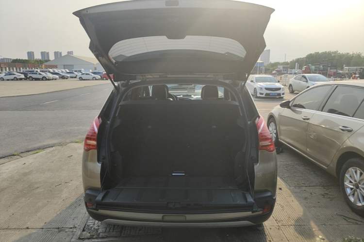 Used Peugeot 3008 2015 2.0L Automatic Trend Edition Trunk