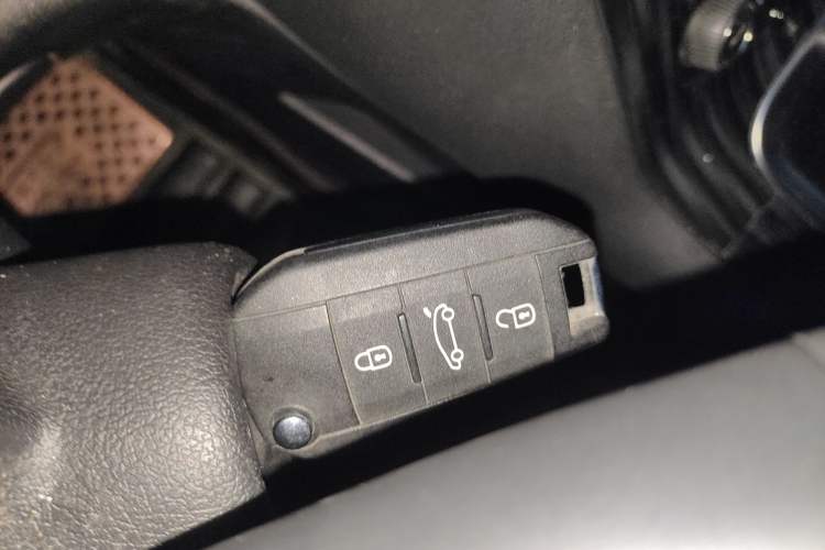 Used Peugeot 3008 2015 2.0L Automatic Trend Edition Vehicle Key