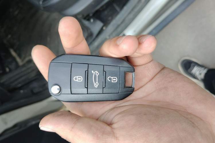 Used Peugeot 3008 2015 1.6THP Automatic Classic Edition Vehicle Key