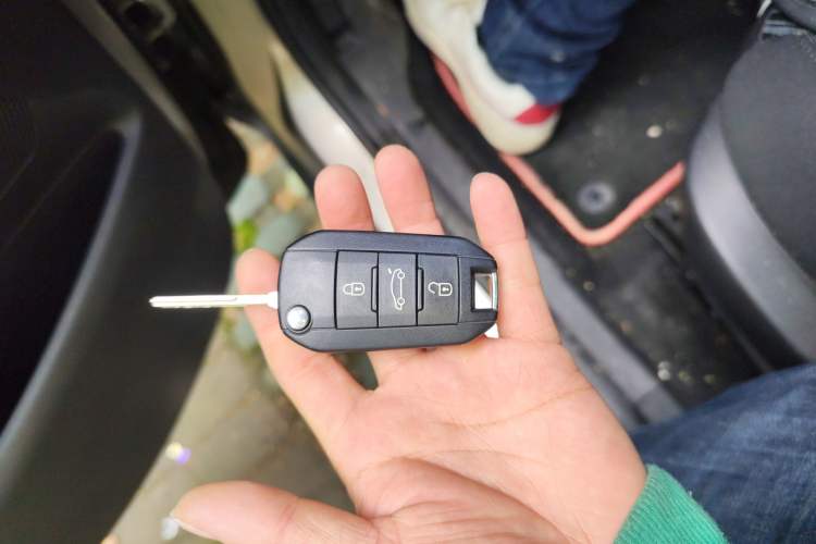 Used Peugeot 3008 2015 2.0L Automatic Classic Edition Vehicle Key