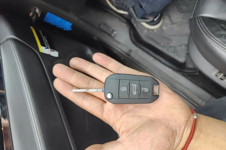Used Peugeot 3008 2015 2.0L Automatic Trend Edition Vehicle Key