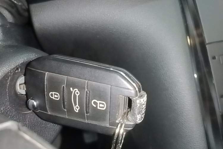 Used Peugeot 3008 2015 1.6THP Automatic Classic Edition Vehicle Key