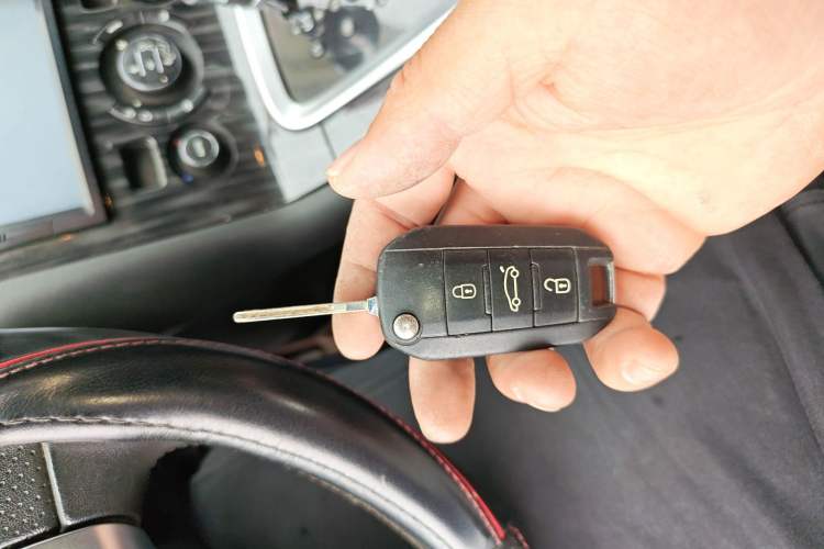 Used Peugeot 3008 2015 2.0L Automatic Trend Edition Vehicle Key