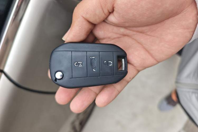 Used Peugeot 3008 2015 2.0L Manual Classic Edition Vehicle Key