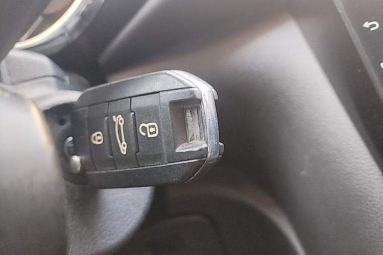 Used Peugeot 3008 2015 1.6THP Automatic Classic Edition Vehicle Key