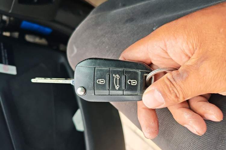 Used Peugeot 3008 2015 2.0L Manual Classic Edition Vehicle Key