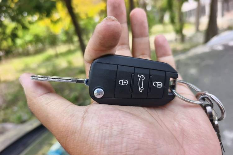 Used Peugeot 3008 2015 1.6THP Automatic Classic Edition Vehicle Key