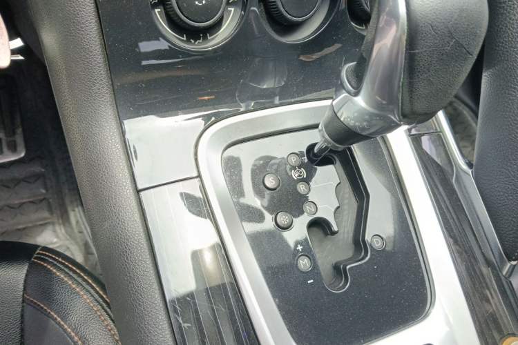 Used Peugeot 3008 2015 1.6THP Automatic Classic Edition Gear Lever