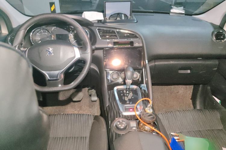 Used Peugeot 3008 2015 1.6THP Automatic Classic Edition Center Console