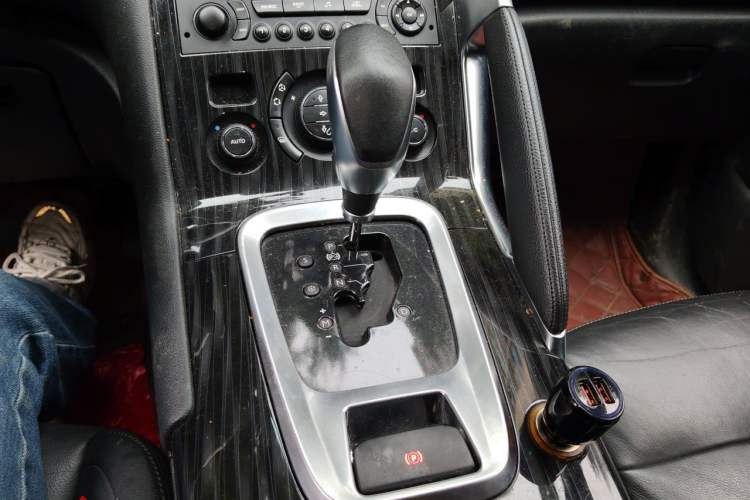 Used Peugeot 3008 2015 2.0L Automatic Trend Edition Gear Lever