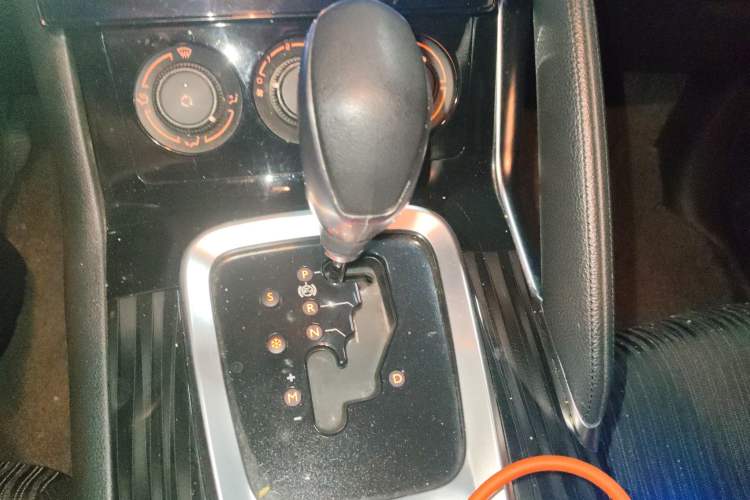 Used Peugeot 3008 2015 1.6THP Automatic Classic Edition Gear Lever