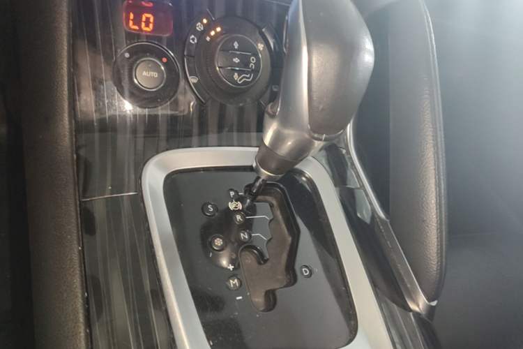 Used Peugeot 3008 2015 2.0L Automatic Trend Edition Gear Lever