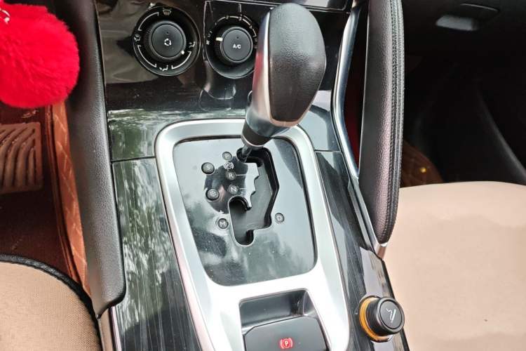 Used Peugeot 3008 2015 1.6THP Automatic Classic Edition Gear Lever