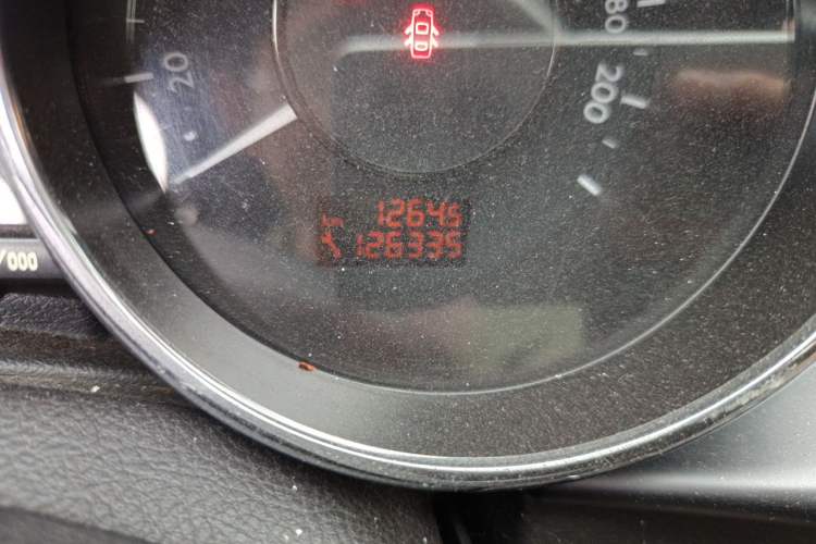 Used Peugeot 3008 2015 1.6THP Automatic Prestige Edition Odometer Close Up