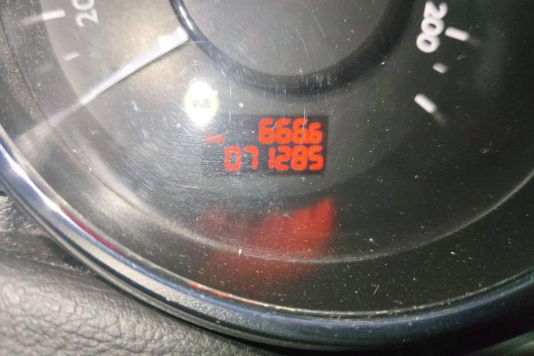 Used Peugeot 3008 2015 1.6THP Automatic Classic Edition Odometer Close Up