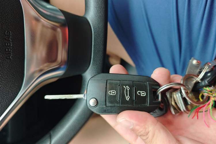 Used Peugeot 3008 2015 2.0L Manual Classic Edition Vehicle Key