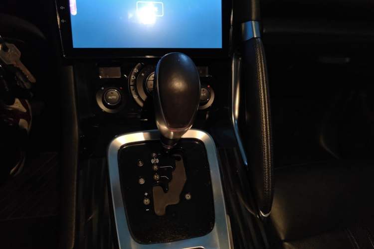 Used Peugeot 3008 2015 2.0L Automatic Trend Edition Gear Lever