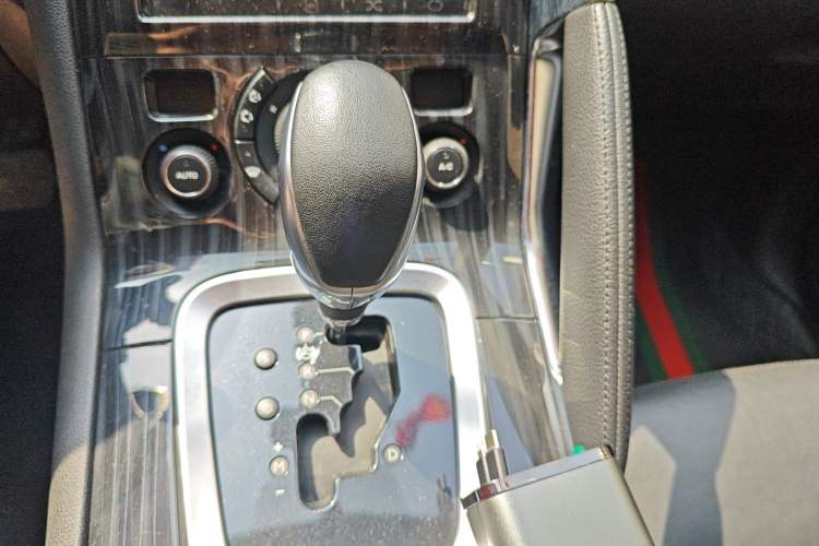 Used Peugeot 3008 2015 1.6THP Automatic Prestige Edition Gear Lever