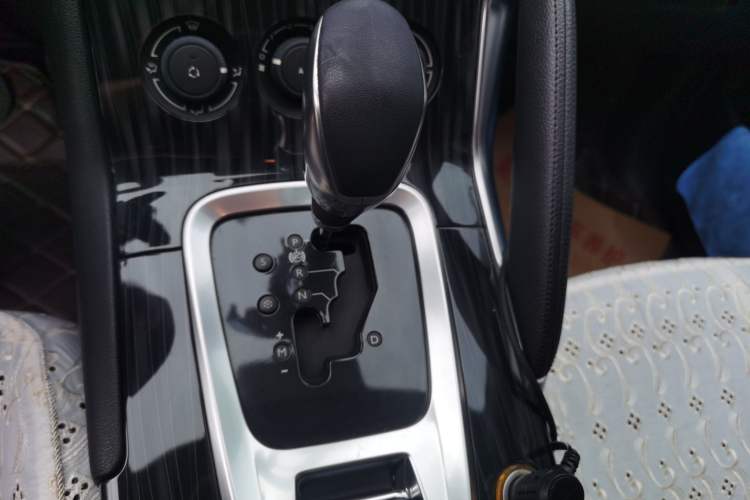 Used Peugeot 3008 2015 1.6THP Automatic Classic Edition Gear Lever