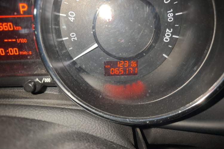 Used Peugeot 3008 2015 1.6THP Automatic Prestige Edition Odometer Close Up