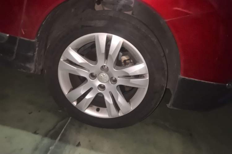 Used Peugeot 3008 2015 1.6THP Automatic Prestige Edition Right Front Wheel Hub