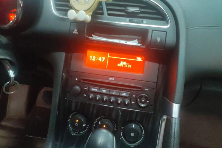 Used Peugeot 3008 2015 1.6THP Automatic Classic Edition Audio And AC Panel