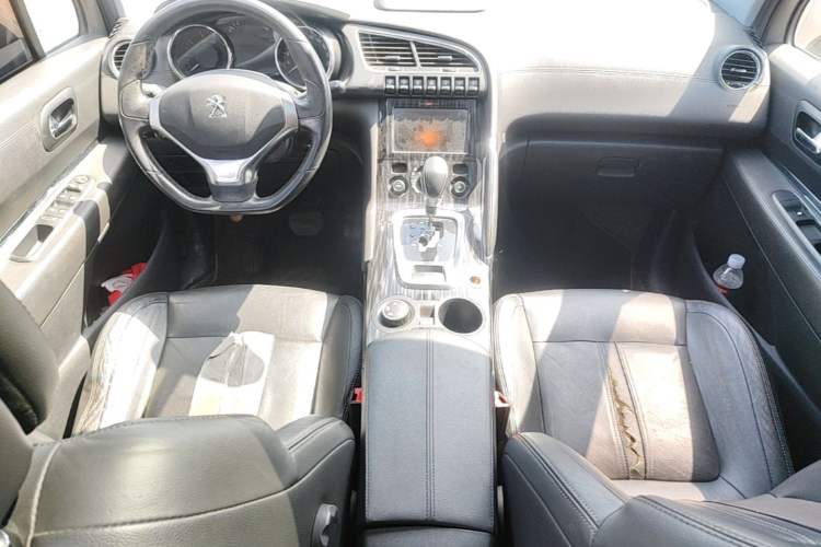 Used Peugeot 3008 2015 1.6THP Automatic Trend Edition Center Console