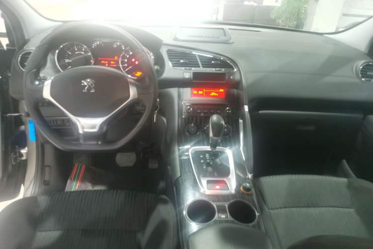 Used Peugeot 3008 2015 2.0L Automatic Classic Edition Center Console