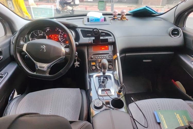 Used Peugeot 3008 2015 1.6THP Automatic Trend Edition Center Console