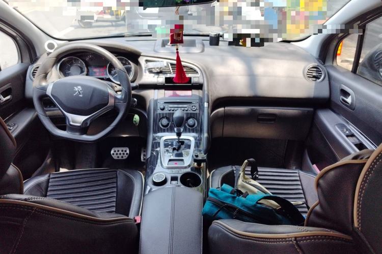 Used Peugeot 3008 2015 1.6THP Automatic Classic Edition Center Console