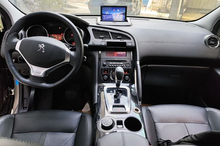 Used Peugeot 3008 2015 1.6THP Automatic Trend Edition Center Console