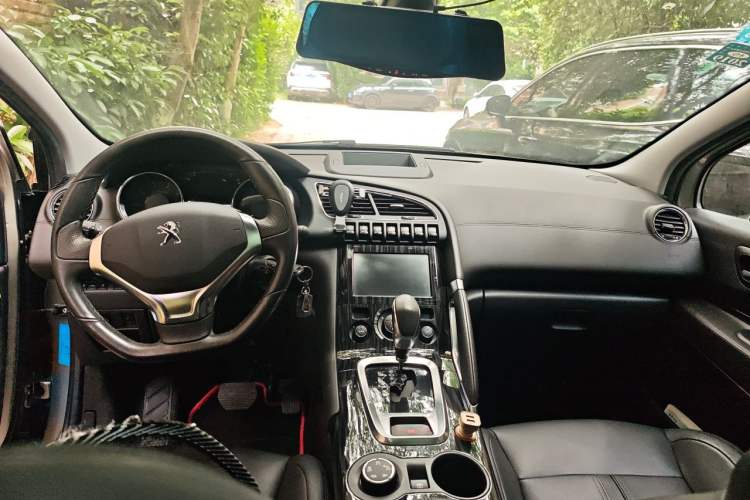 Used Peugeot 3008 2015 1.6THP Automatic Prestige Edition Center Console