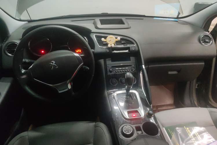 Used Peugeot 3008 2015 1.6THP Automatic Classic Edition Center Console