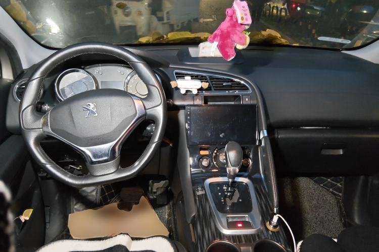 Used Peugeot 3008 2015 2.0L Automatic Trend Edition Center Console