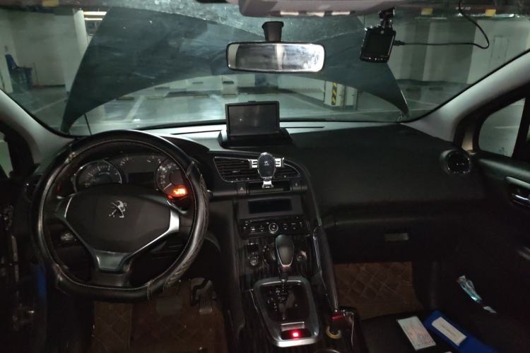 Used Peugeot 3008 2015 2.0L Automatic Trend Edition Center Console