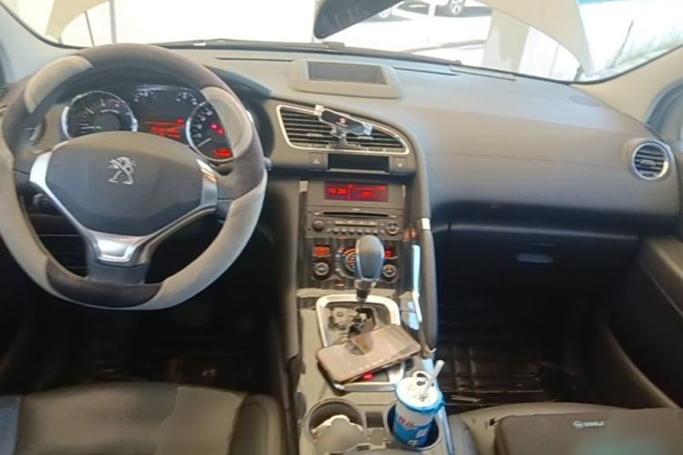 Used Peugeot 3008 2015 2.0L Automatic Trend Edition Center Console