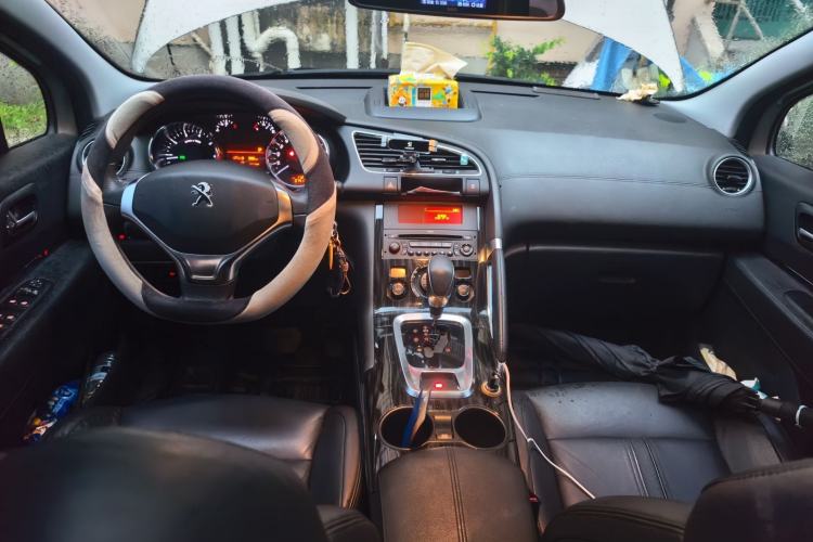 Used Peugeot 3008 2015 2.0L Automatic Trend Edition Center Console