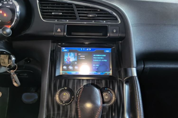 Used Peugeot 3008 2015 1.6THP Automatic Classic Edition Center Console