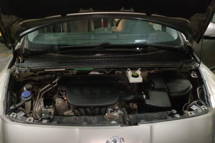 Used Peugeot 3008 2015 2.0L Automatic Trend Edition Engine Bay