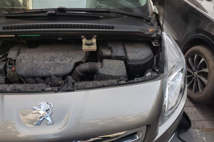 Used Peugeot 3008 2015 2.0L Automatic Classic Edition Engine Bay Left