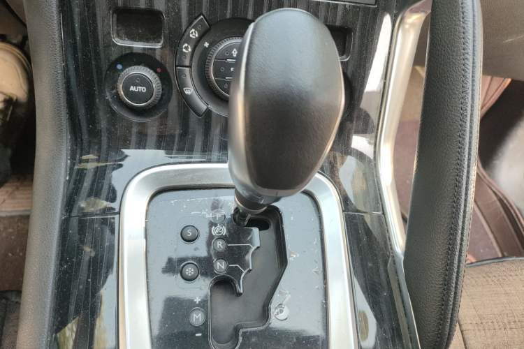 Used Peugeot 3008 2015 1.6THP Automatic Trend Edition Gear Lever