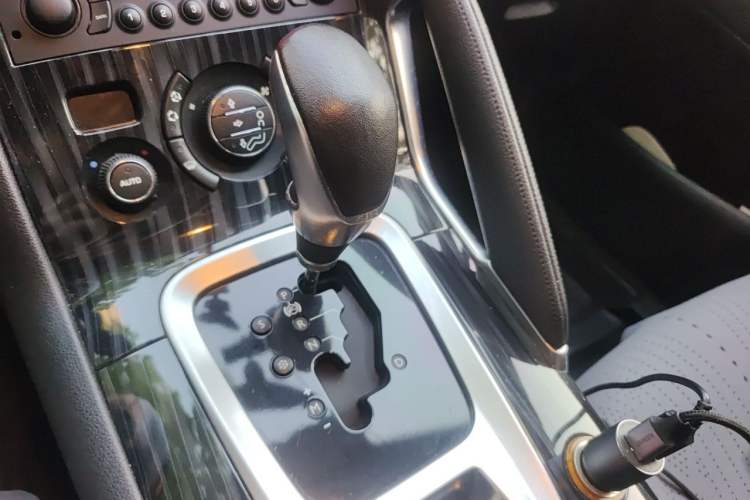 Used Peugeot 3008 2015 1.6THP Automatic Trend Edition Gear Lever