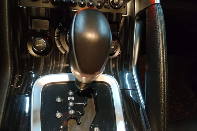 Used Peugeot 3008 2015 2.0L Automatic Trend Edition Gear Lever