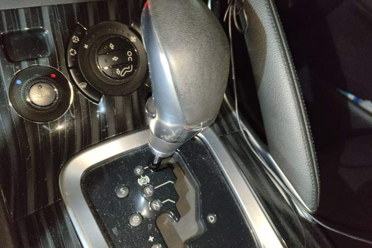 Used Peugeot 3008 2015 2.0L Automatic Trend Edition Gear Lever